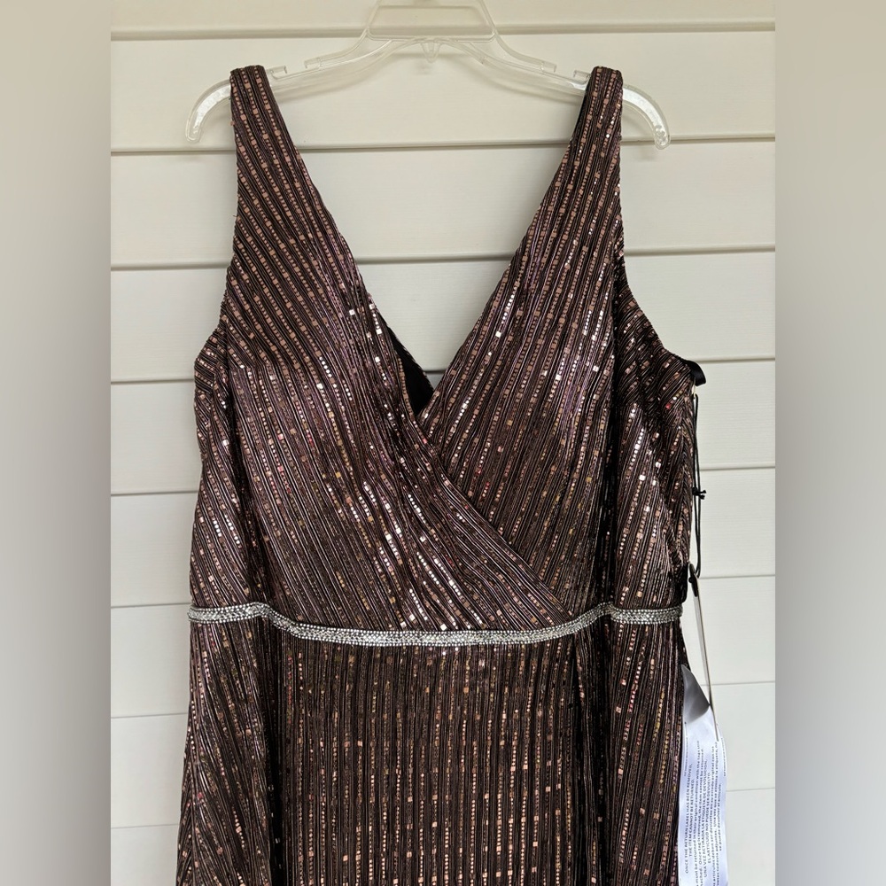NWT Mac Duggal Copper Full Beaded V Neck Evening Gown 22W Prom Formal NEW - Picture 7 of 10